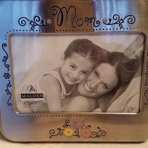 "Mom" silver floral trim picture frame